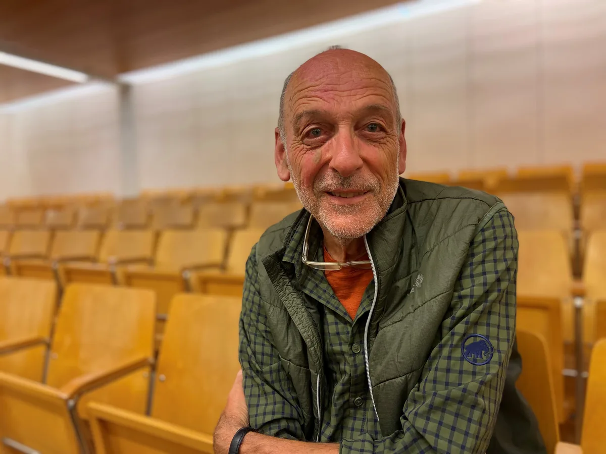 Hans Conrad Daeniker sitzt im Zuschauerraum im Ustermer Parlament.